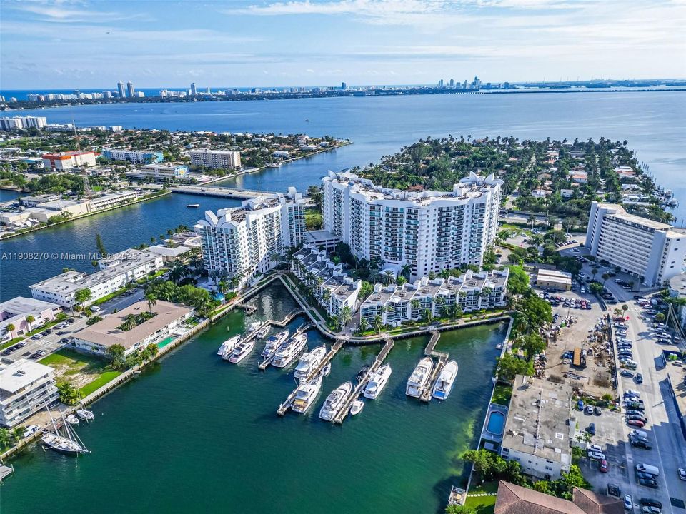 合同活跃: $690,000 (2 贝兹, 2 浴室, 1552 平方英尺)