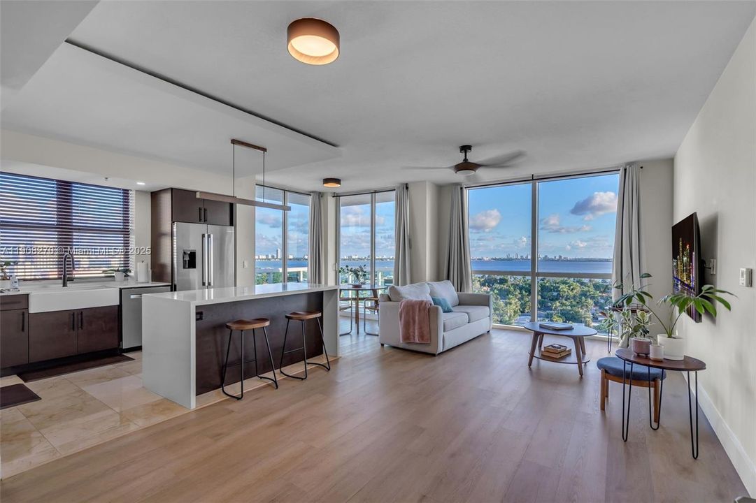 合同活跃: $690,000 (2 贝兹, 2 浴室, 1552 平方英尺)