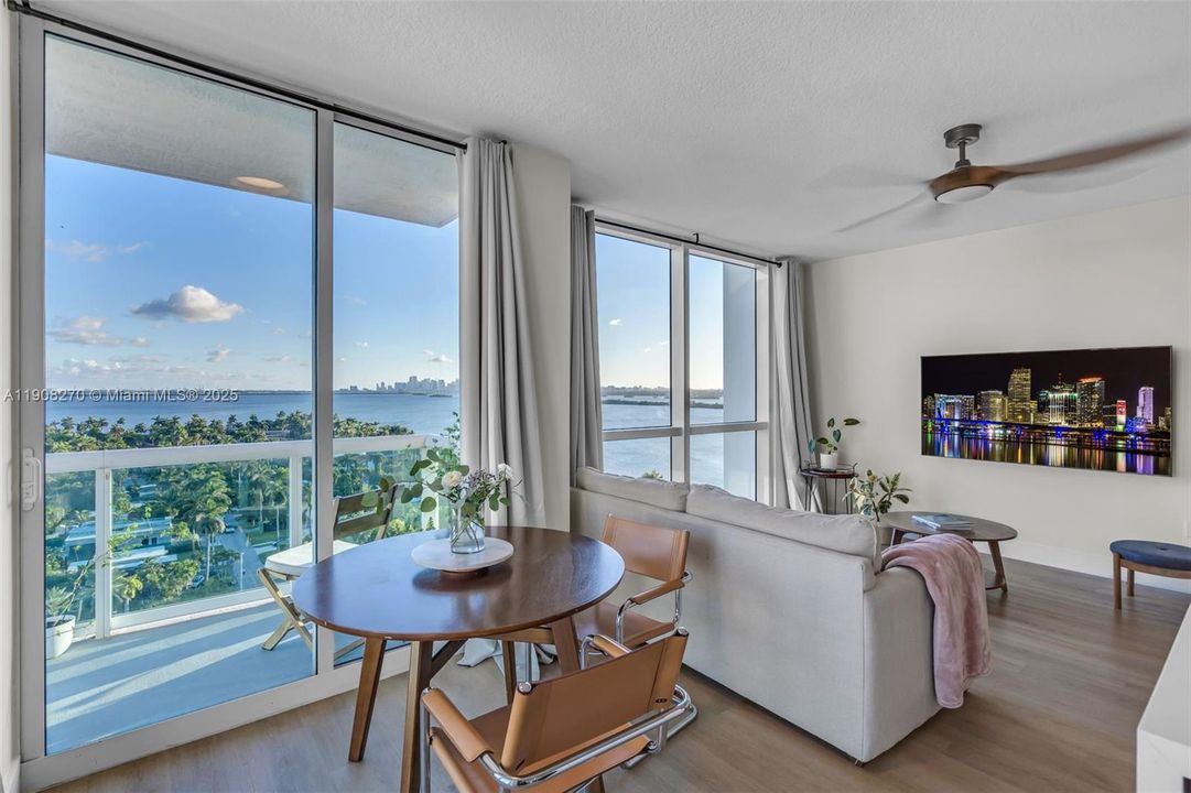 合同活跃: $690,000 (2 贝兹, 2 浴室, 1552 平方英尺)