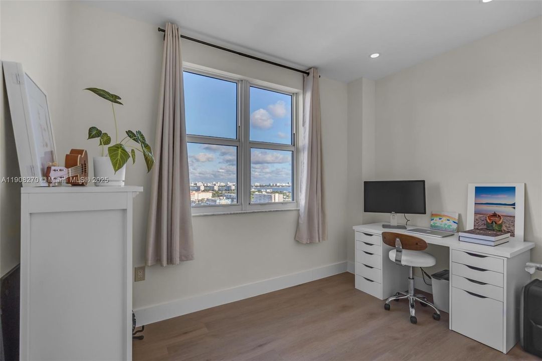 合同活跃: $690,000 (2 贝兹, 2 浴室, 1552 平方英尺)