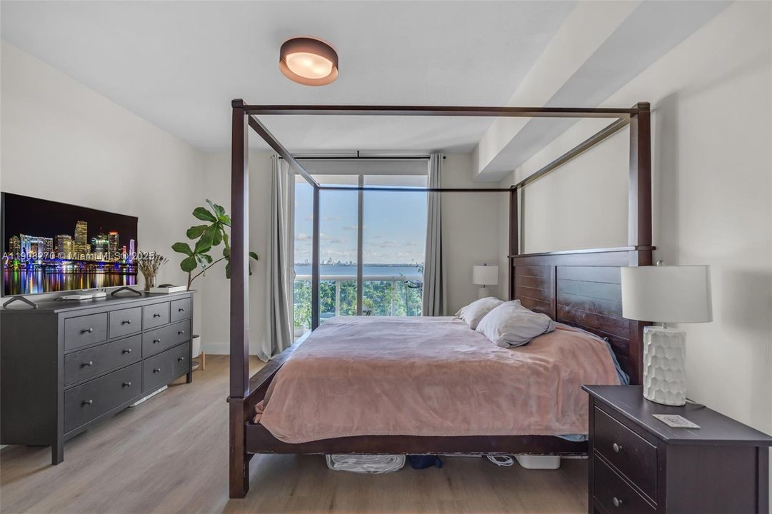 合同活跃: $690,000 (2 贝兹, 2 浴室, 1552 平方英尺)