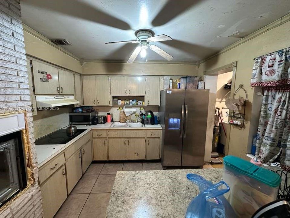 Activo con contrato: $339,900 (3 camas, 1 baños, 1026 Pies cuadrados)