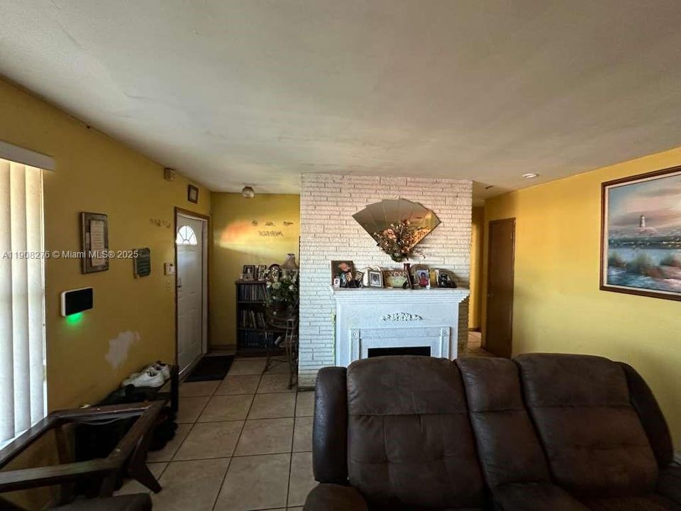 Activo con contrato: $339,900 (3 camas, 1 baños, 1026 Pies cuadrados)