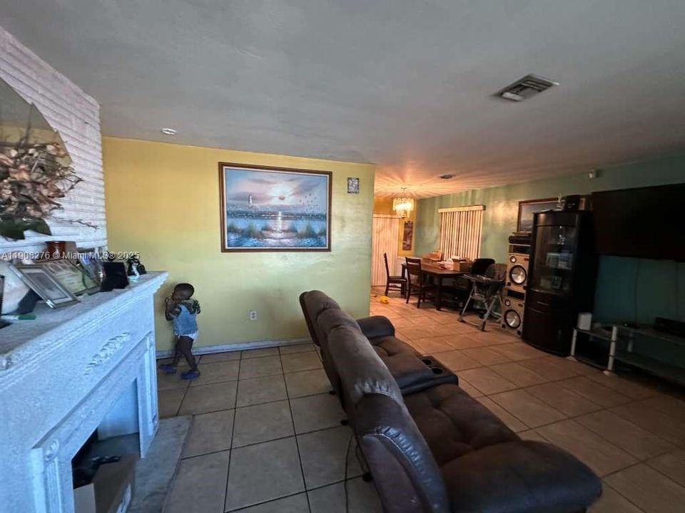 Activo con contrato: $339,900 (3 camas, 1 baños, 1026 Pies cuadrados)