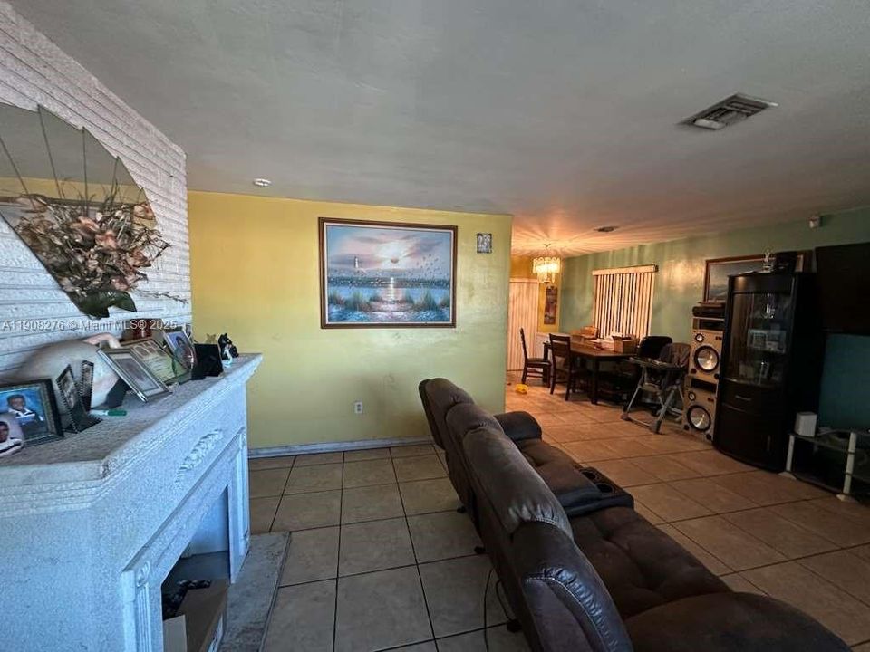 Activo con contrato: $339,900 (3 camas, 1 baños, 1026 Pies cuadrados)