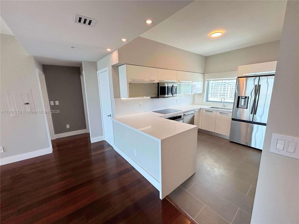 合同活跃: $4,500 (2 贝兹, 2 浴室, 1158 平方英尺)