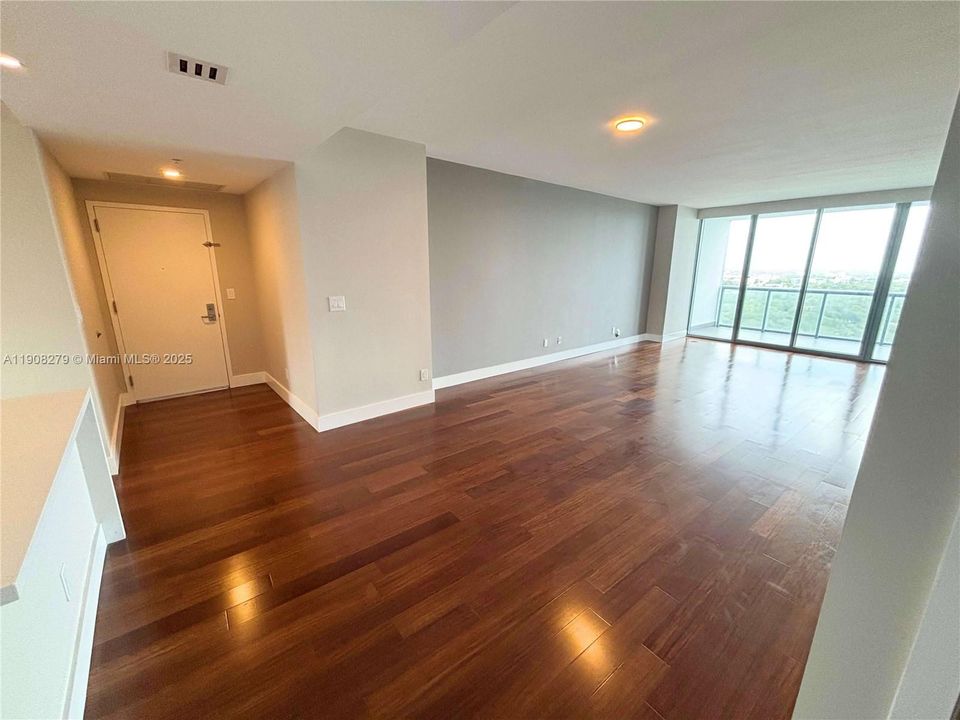 合同活跃: $4,500 (2 贝兹, 2 浴室, 1158 平方英尺)