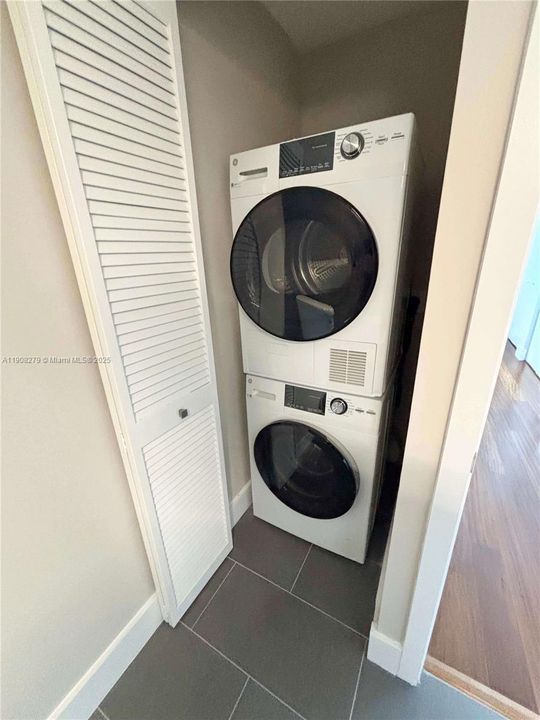 合同活跃: $4,500 (2 贝兹, 2 浴室, 1158 平方英尺)