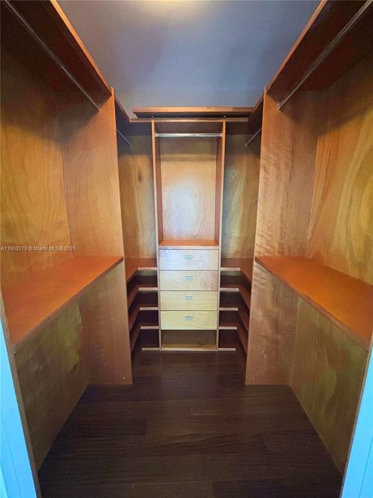 合同活跃: $4,500 (2 贝兹, 2 浴室, 1158 平方英尺)