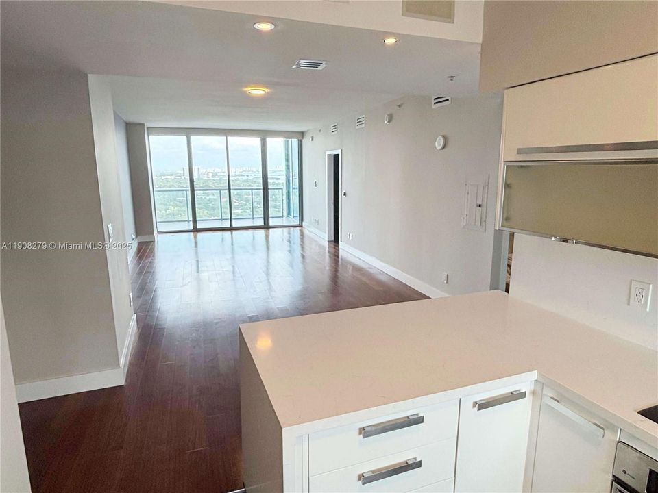 合同活跃: $4,500 (2 贝兹, 2 浴室, 1158 平方英尺)