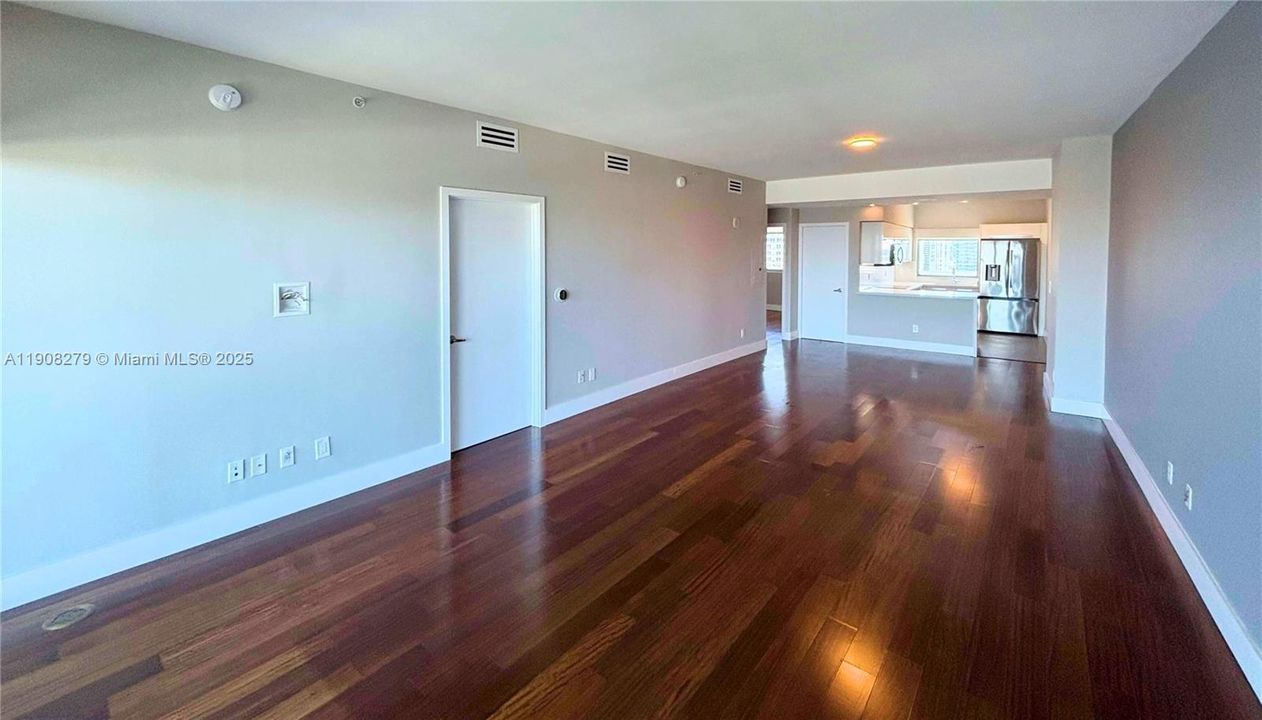 合同活跃: $4,500 (2 贝兹, 2 浴室, 1158 平方英尺)