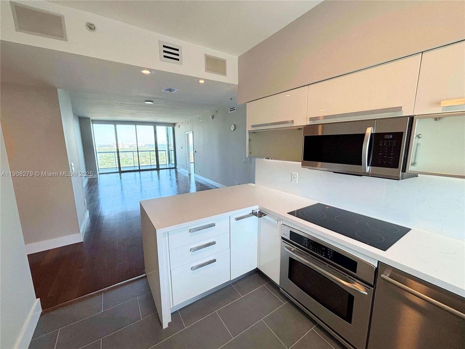 合同活跃: $4,500 (2 贝兹, 2 浴室, 1158 平方英尺)