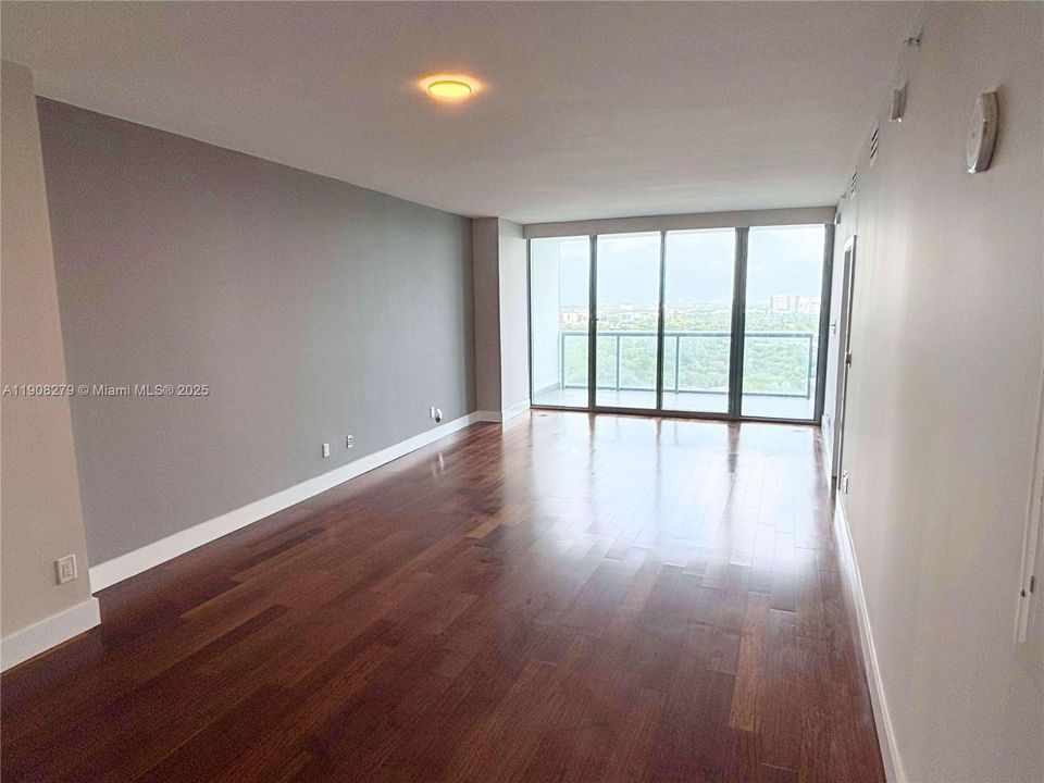 合同活跃: $4,500 (2 贝兹, 2 浴室, 1158 平方英尺)