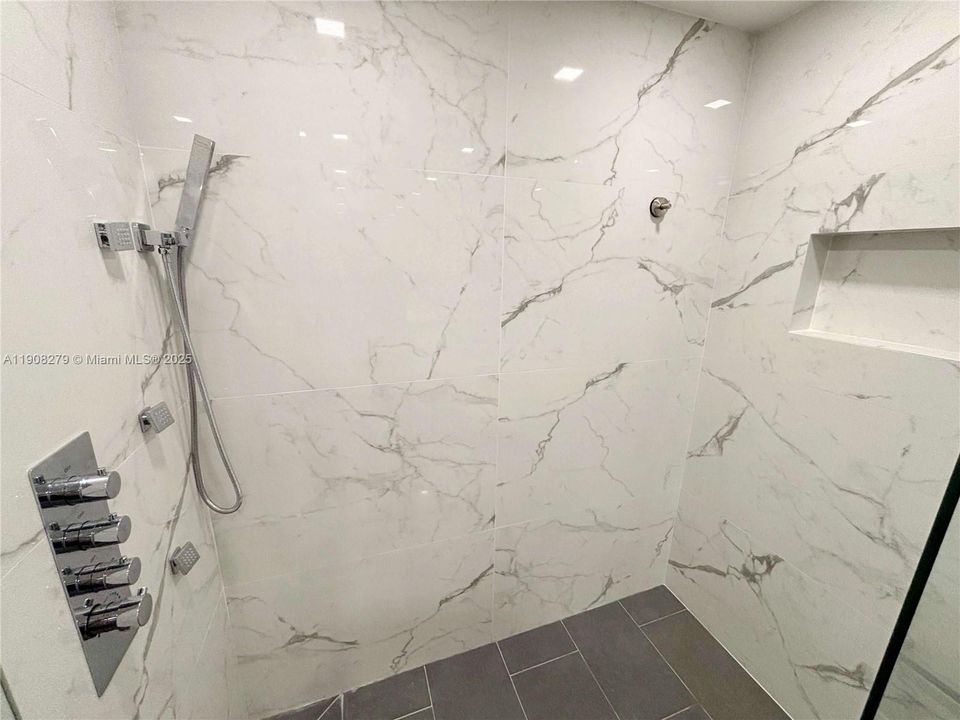 合同活跃: $4,500 (2 贝兹, 2 浴室, 1158 平方英尺)