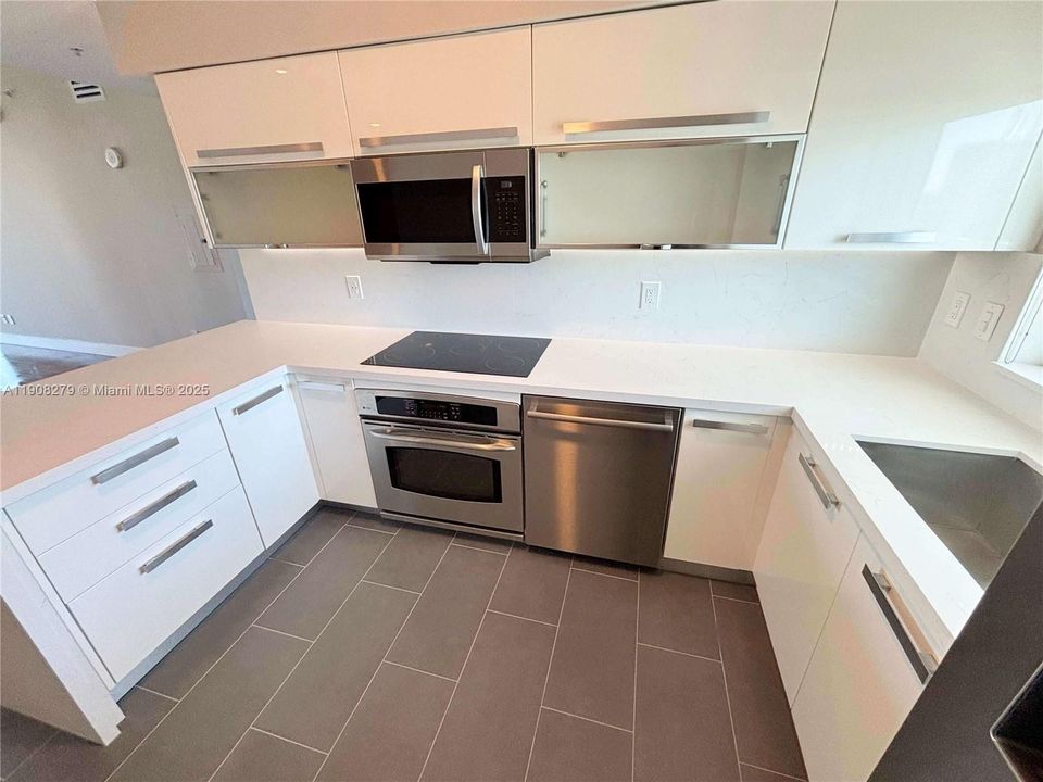 合同活跃: $4,500 (2 贝兹, 2 浴室, 1158 平方英尺)