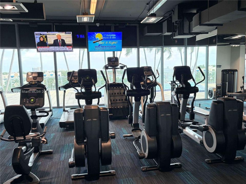 合同活跃: $4,500 (2 贝兹, 2 浴室, 1158 平方英尺)