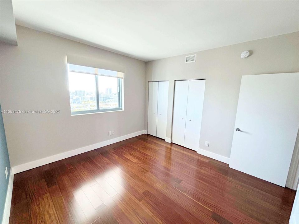 合同活跃: $4,500 (2 贝兹, 2 浴室, 1158 平方英尺)