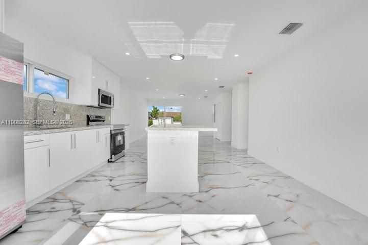 For Rent: $3,500 (4 beds, 3 baths, 1935 Square Feet)