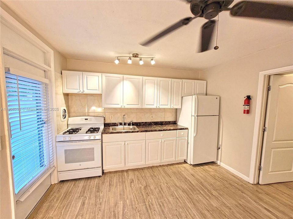 For Sale: $299,000 (0 beds, 1 baths, 450 Square Feet)