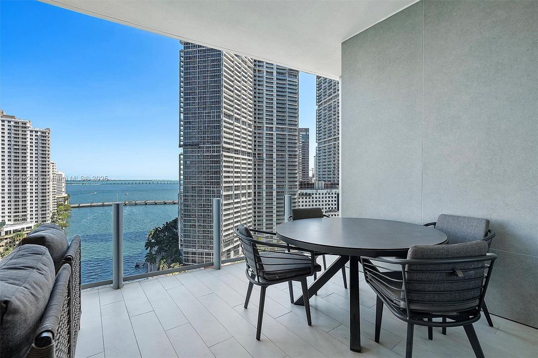 Activo con contrato: $32,000 (4 camas, 5 baños, 3536 Pies cuadrados)