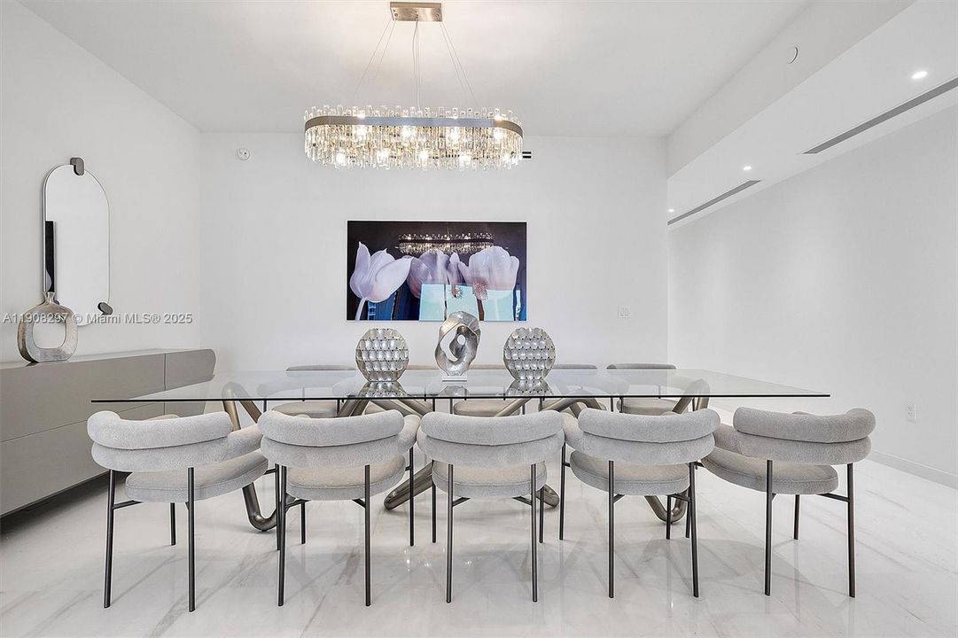 Activo con contrato: $32,000 (4 camas, 5 baños, 3536 Pies cuadrados)