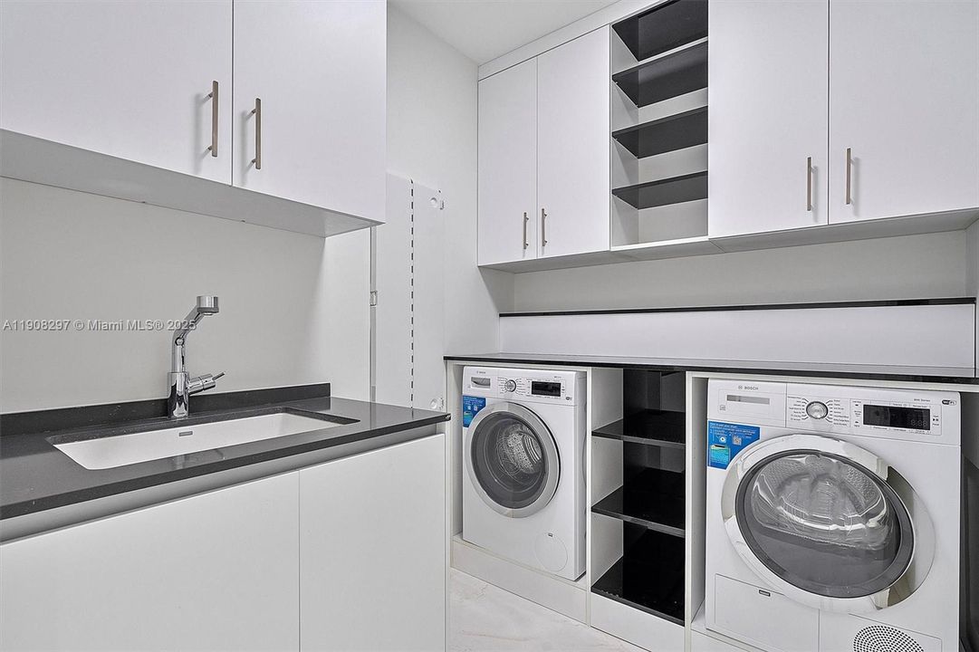 Activo con contrato: $32,000 (4 camas, 5 baños, 3536 Pies cuadrados)