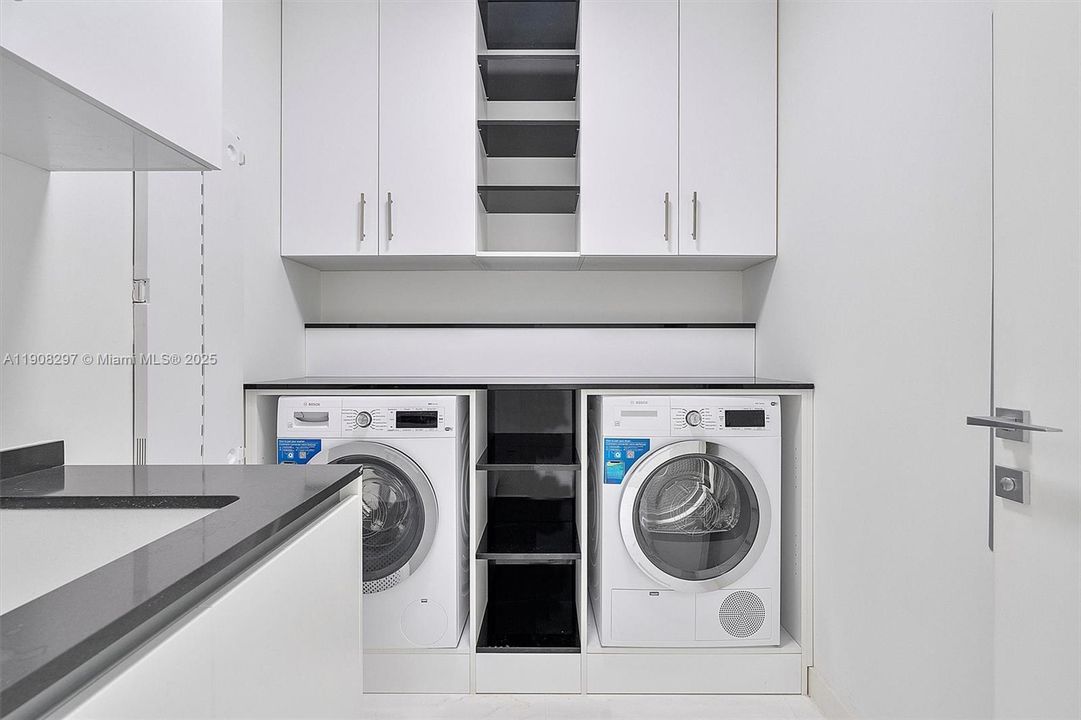 Activo con contrato: $32,000 (4 camas, 5 baños, 3536 Pies cuadrados)