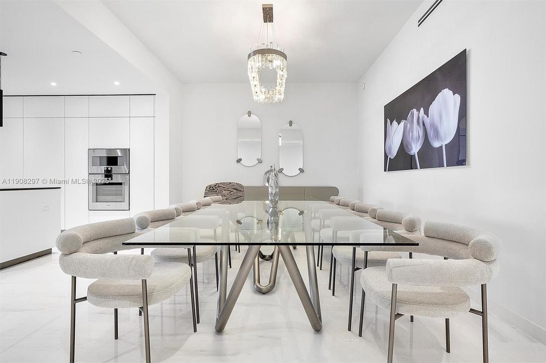 Activo con contrato: $32,000 (4 camas, 5 baños, 3536 Pies cuadrados)