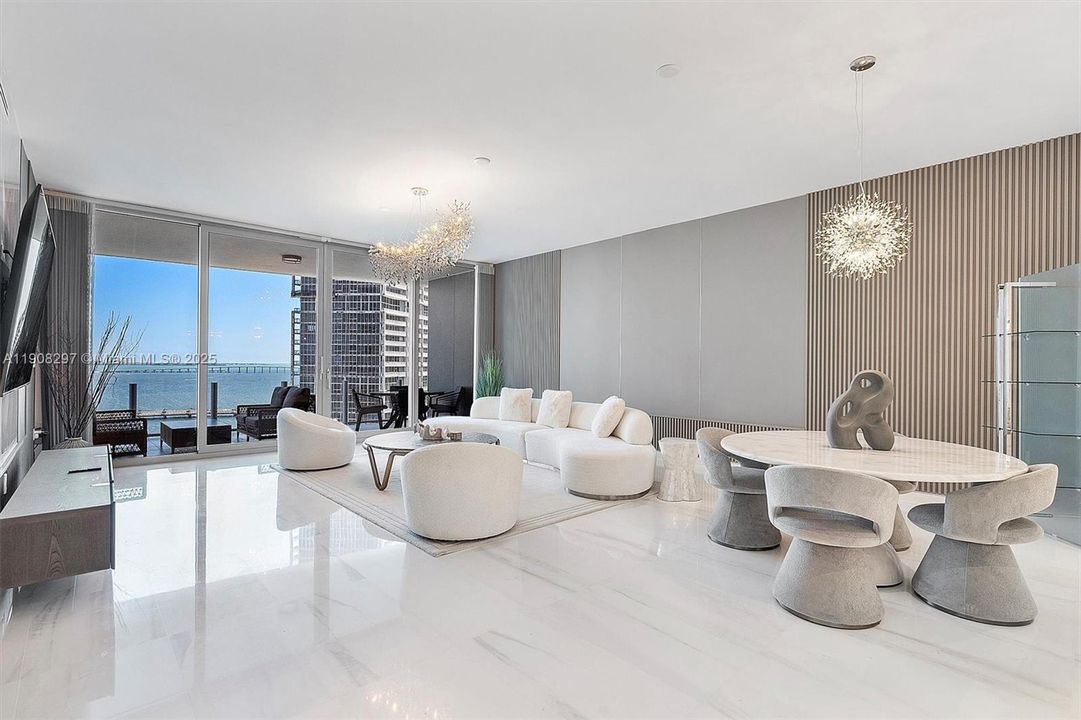 Activo con contrato: $32,000 (4 camas, 5 baños, 3536 Pies cuadrados)