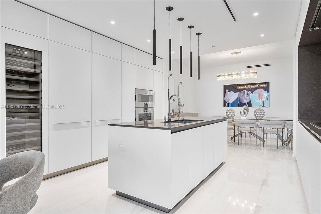 Activo con contrato: $32,000 (4 camas, 5 baños, 3536 Pies cuadrados)