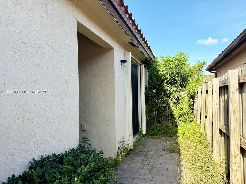 For Rent: $1,999 (2 beds, 1 baths, 620 Square Feet)