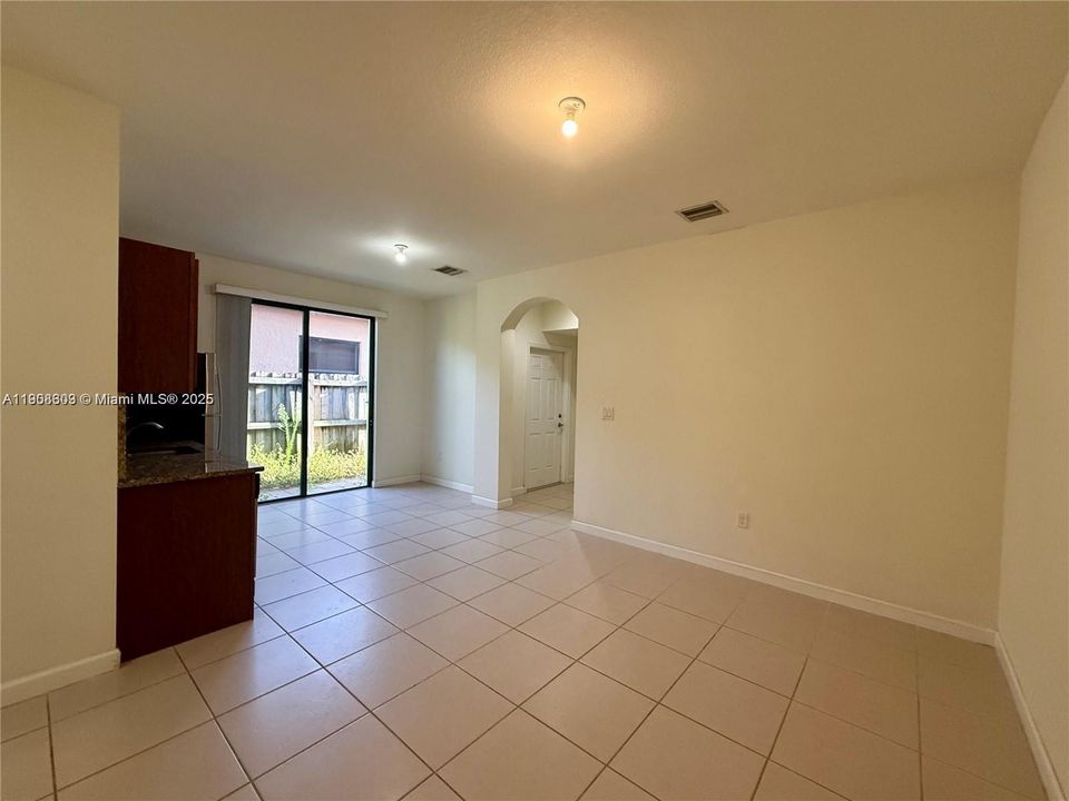 For Rent: $1,999 (2 beds, 1 baths, 620 Square Feet)