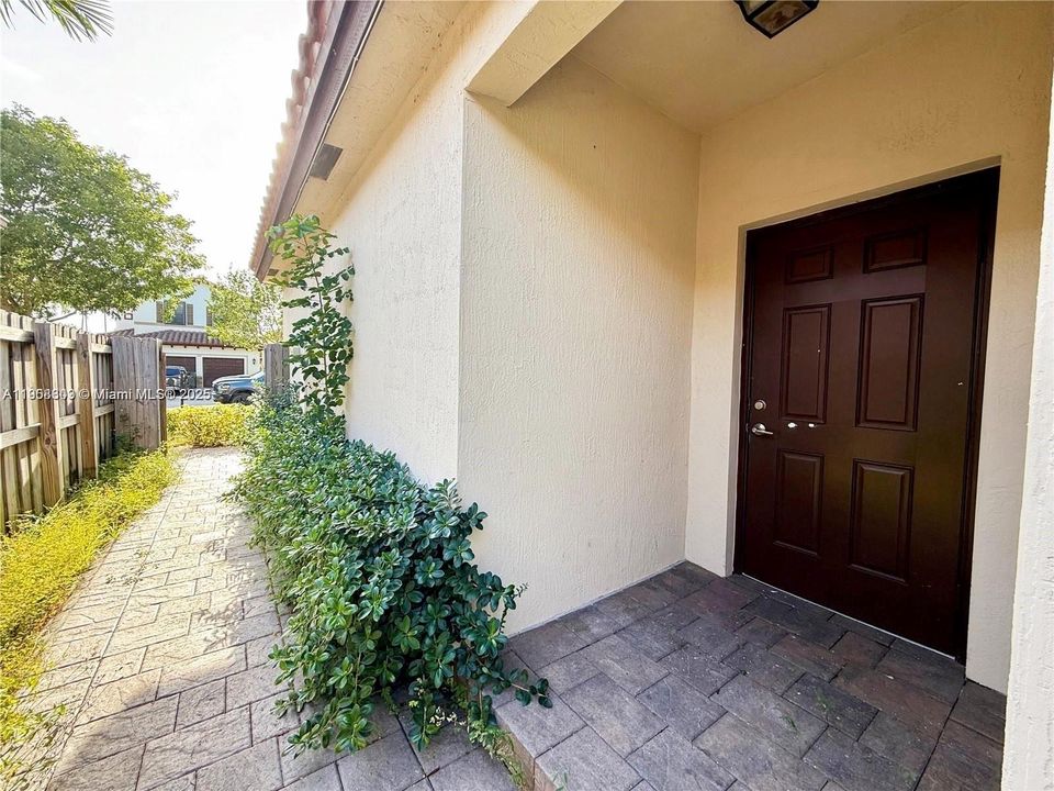 For Rent: $1,999 (2 beds, 1 baths, 620 Square Feet)