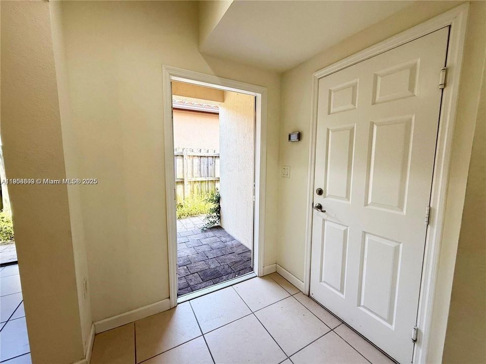 For Rent: $1,999 (2 beds, 1 baths, 620 Square Feet)