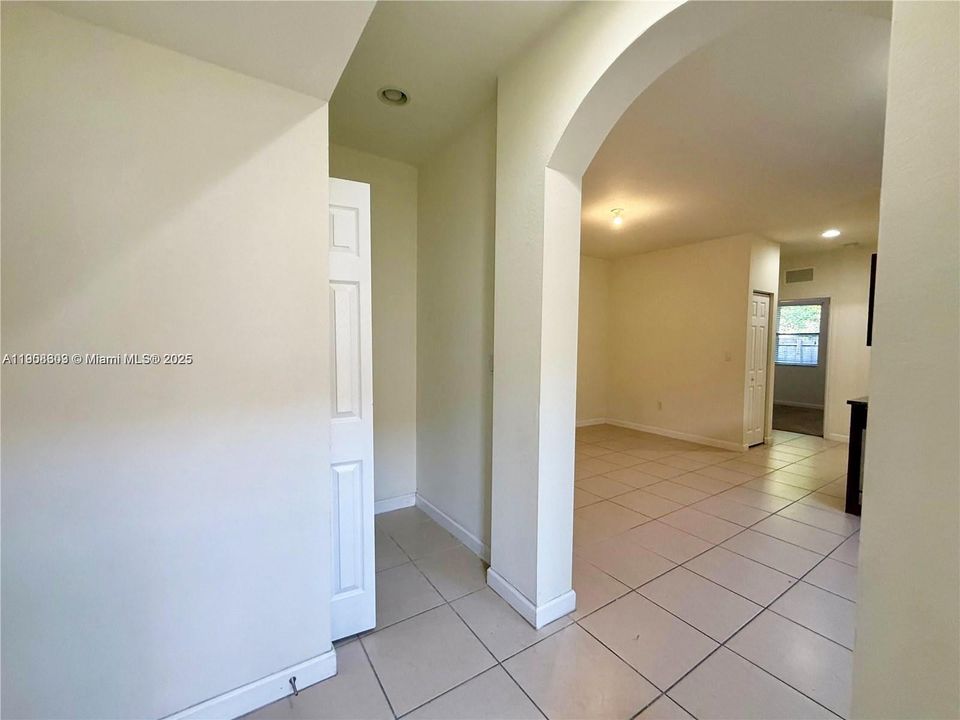 For Rent: $1,999 (2 beds, 1 baths, 620 Square Feet)