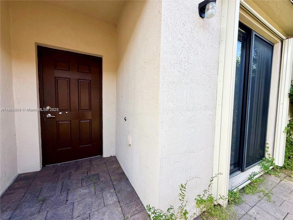 For Rent: $1,999 (2 beds, 1 baths, 620 Square Feet)