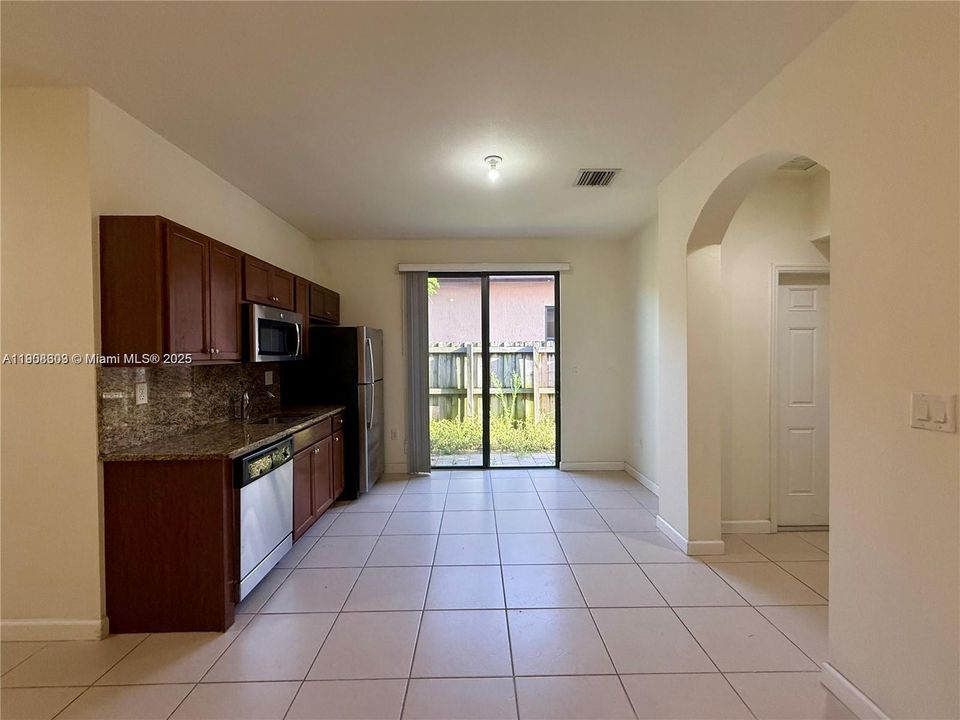 For Rent: $1,999 (2 beds, 1 baths, 620 Square Feet)