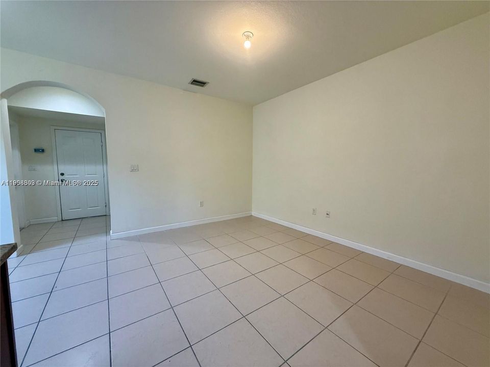 For Rent: $1,999 (2 beds, 1 baths, 620 Square Feet)