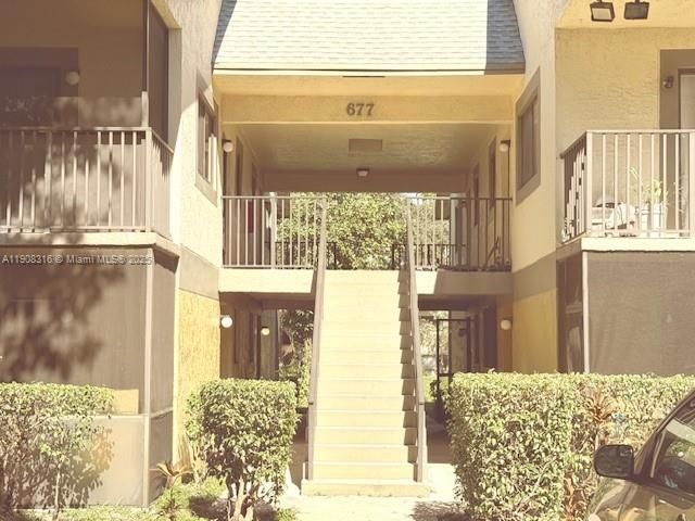 For Sale: $235,000 (2 beds, 2 baths, 887 Square Feet)