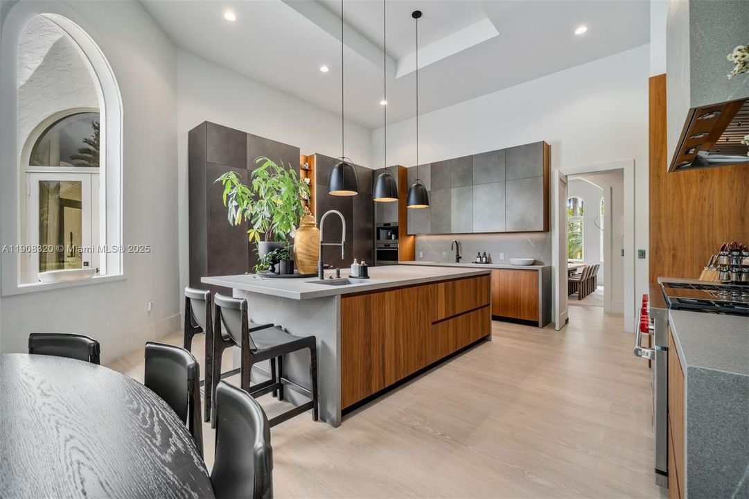 На продажу: $11,800,000 (6 спален, 7 ванн, 6851 Квадратных фут)