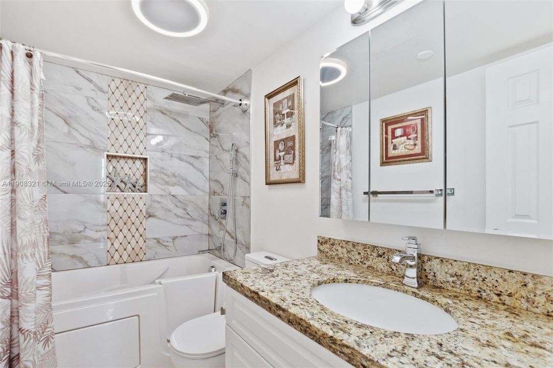 For Sale: $219,900 (2 beds, 2 baths, 1120 Square Feet)