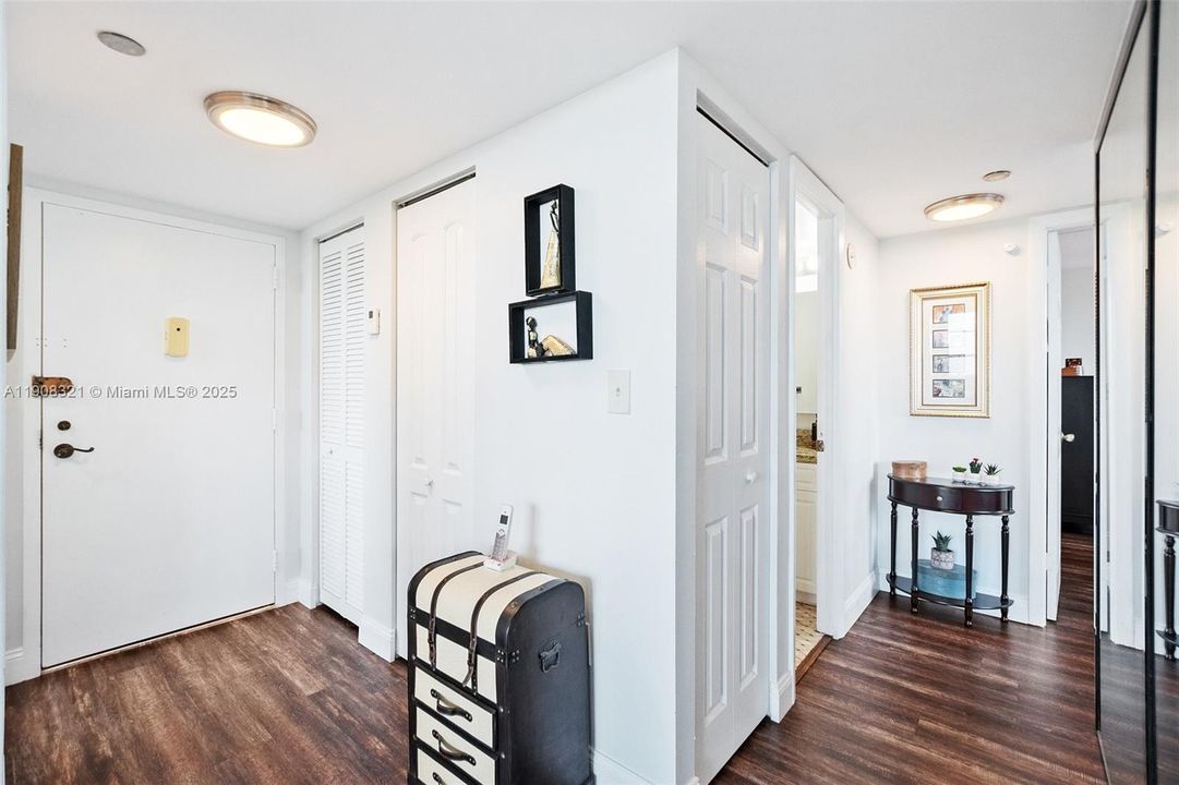 For Sale: $219,900 (2 beds, 2 baths, 1120 Square Feet)