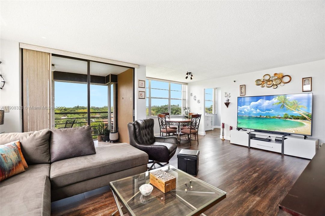 For Sale: $219,900 (2 beds, 2 baths, 1120 Square Feet)