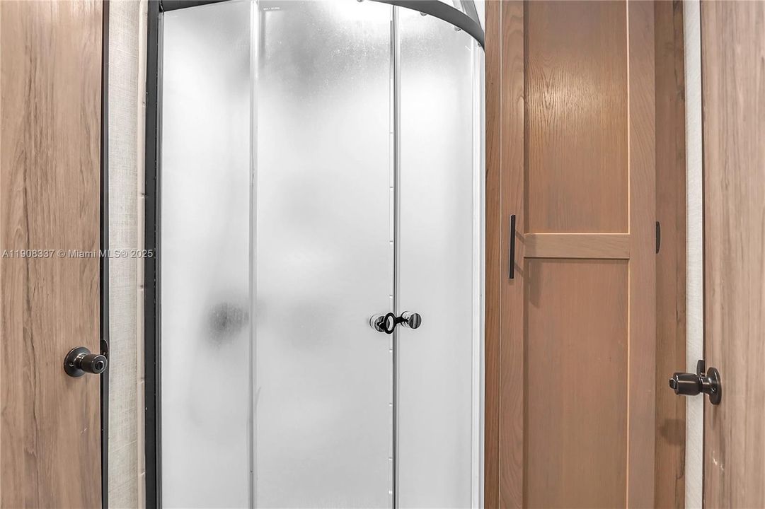 For Rent: $1,350 (1 beds, 1 baths, 1392 Square Feet)