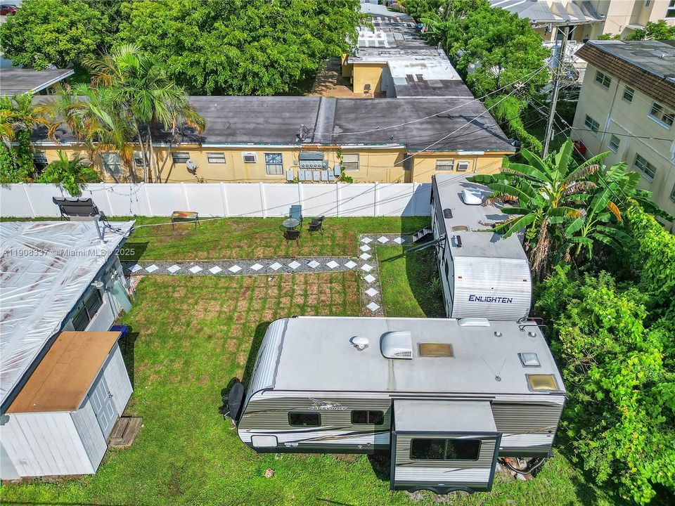 For Rent: $1,350 (1 beds, 1 baths, 1392 Square Feet)