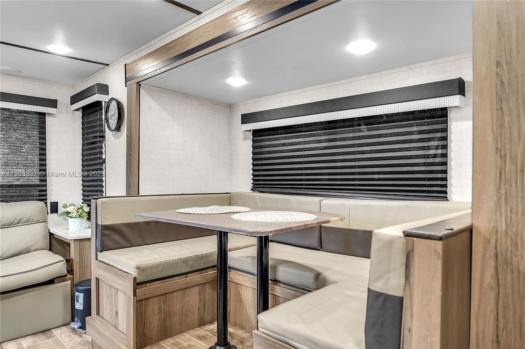 For Rent: $1,350 (1 beds, 1 baths, 1392 Square Feet)