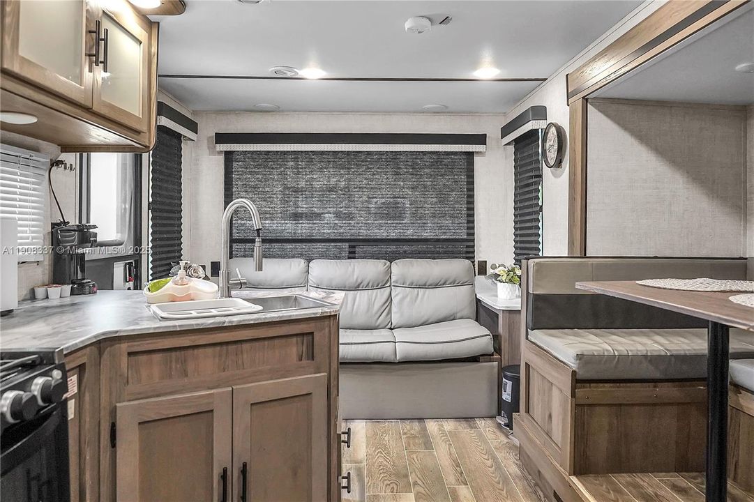 For Rent: $1,350 (1 beds, 1 baths, 1392 Square Feet)