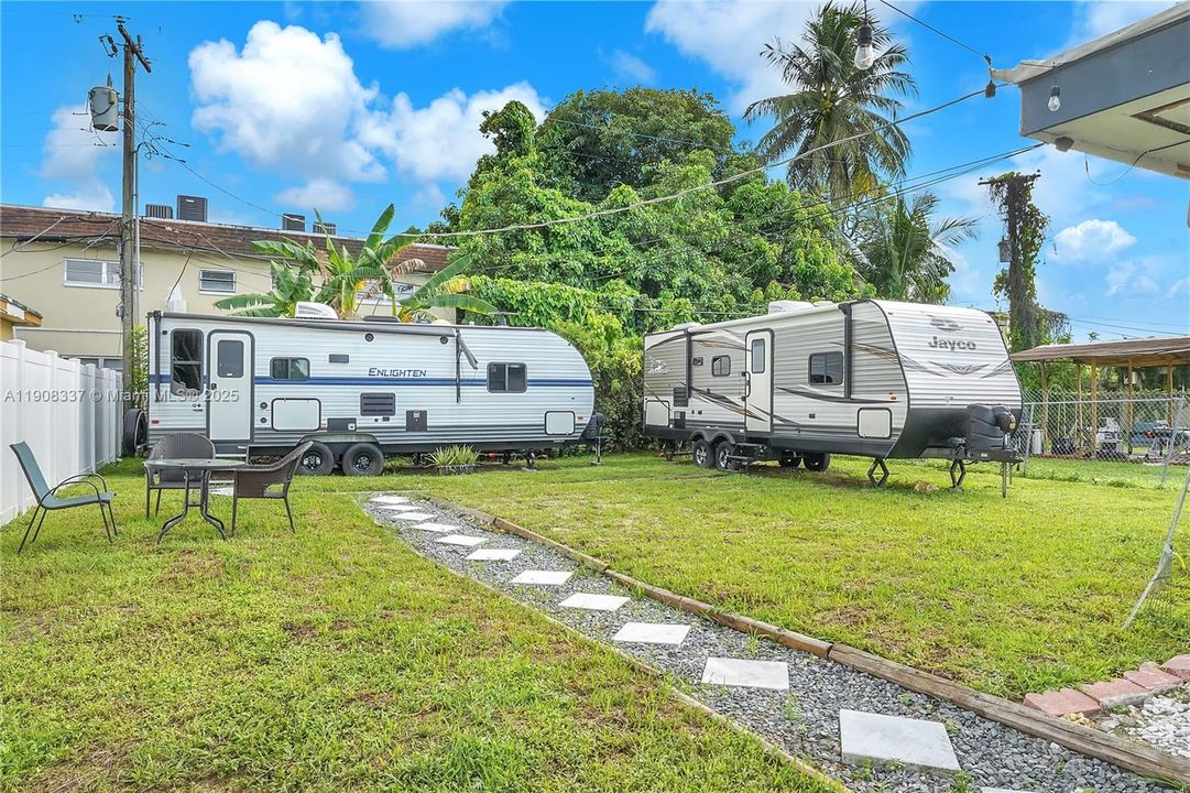 For Rent: $1,350 (1 beds, 1 baths, 1392 Square Feet)