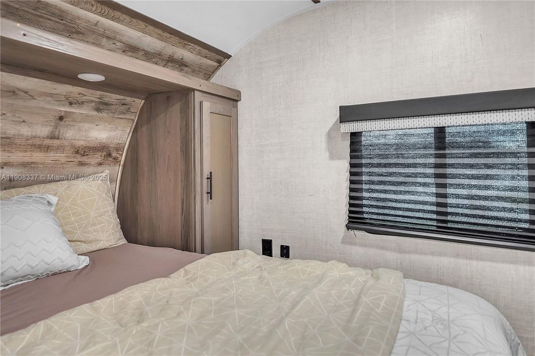 For Rent: $1,350 (1 beds, 1 baths, 1392 Square Feet)