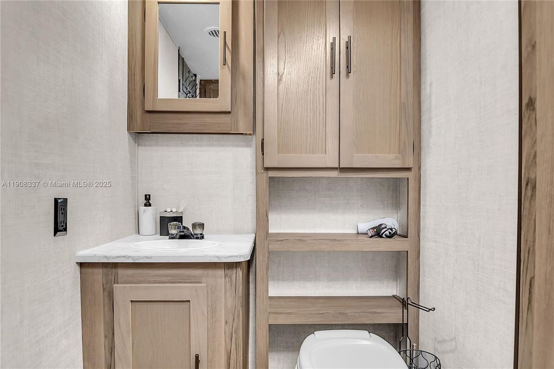 For Rent: $1,350 (1 beds, 1 baths, 1392 Square Feet)